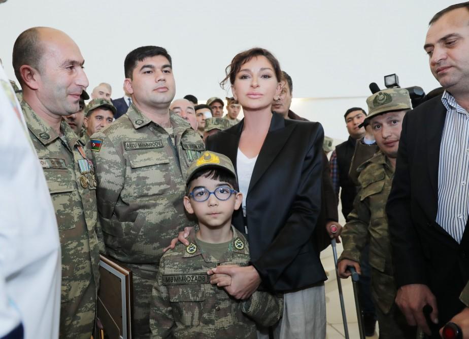 Birinci vitse-prezident Mehriban Əliyeva Heydər Əliyev Fondu tərəfindən yüksək texnologiyalı protezlərlə təmin olunan hərbçilərlə görüşüb (FOTO) (YENİLƏNİB)