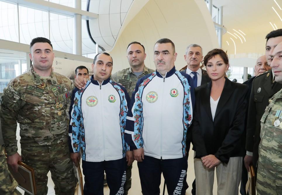 Birinci vitse-prezident Mehriban Əliyeva Heydər Əliyev Fondu tərəfindən yüksək texnologiyalı protezlərlə təmin olunan hərbçilərlə görüşüb (FOTO) (YENİLƏNİB)