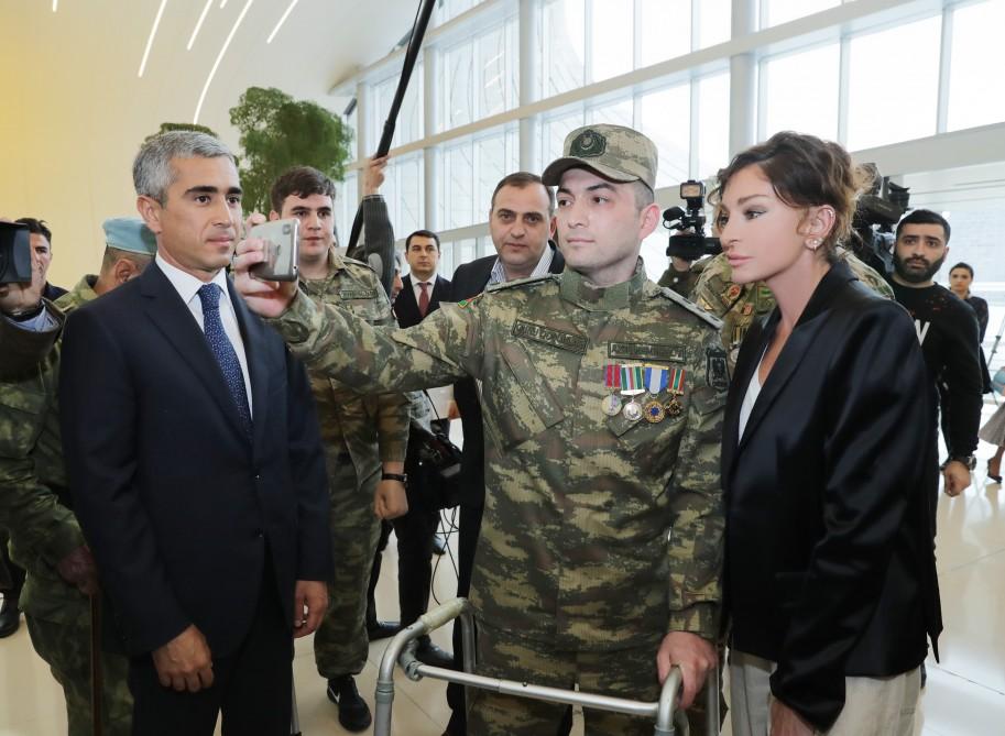 Birinci vitse-prezident Mehriban Əliyeva Heydər Əliyev Fondu tərəfindən yüksək texnologiyalı protezlərlə təmin olunan hərbçilərlə görüşüb (FOTO) (YENİLƏNİB)