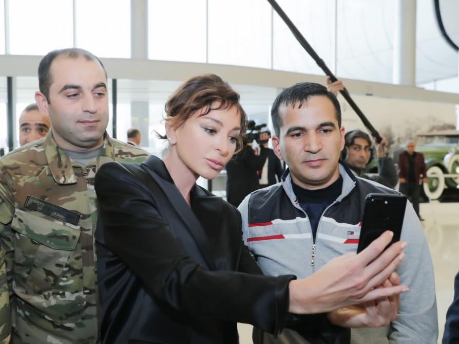Birinci vitse-prezident Mehriban Əliyeva Heydər Əliyev Fondu tərəfindən yüksək texnologiyalı protezlərlə təmin olunan hərbçilərlə görüşüb (FOTO) (YENİLƏNİB)