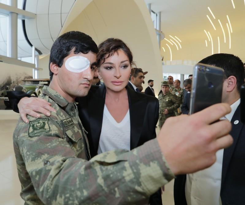 Birinci vitse-prezident Mehriban Əliyeva Heydər Əliyev Fondu tərəfindən yüksək texnologiyalı protezlərlə təmin olunan hərbçilərlə görüşüb (FOTO) (YENİLƏNİB)