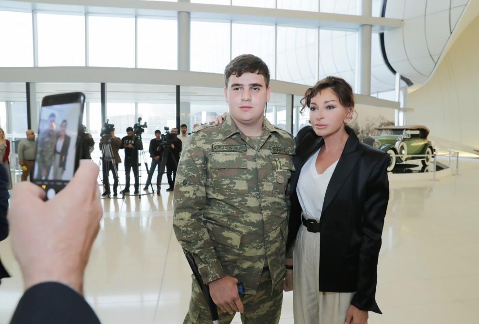 Birinci vitse-prezident Mehriban Əliyeva Heydər Əliyev Fondu tərəfindən yüksək texnologiyalı protezlərlə təmin olunan hərbçilərlə görüşüb (FOTO) (YENİLƏNİB)