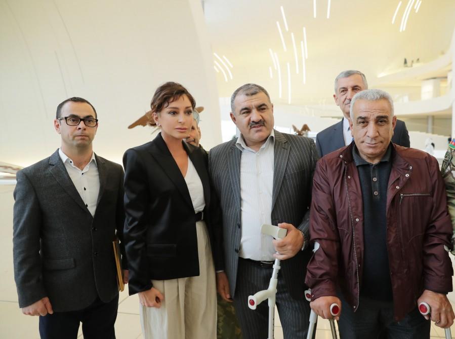 Birinci vitse-prezident Mehriban Əliyeva Heydər Əliyev Fondu tərəfindən yüksək texnologiyalı protezlərlə təmin olunan hərbçilərlə görüşüb (FOTO) (YENİLƏNİB)