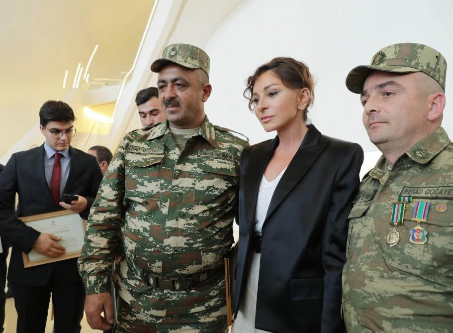 Birinci vitse-prezident Mehriban Əliyeva Heydər Əliyev Fondu tərəfindən yüksək texnologiyalı protezlərlə təmin olunan hərbçilərlə görüşüb (FOTO) (YENİLƏNİB)