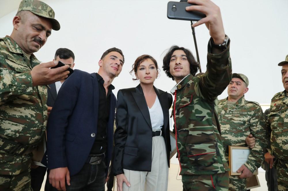 Birinci vitse-prezident Mehriban Əliyeva Heydər Əliyev Fondu tərəfindən yüksək texnologiyalı protezlərlə təmin olunan hərbçilərlə görüşüb (FOTO) (YENİLƏNİB)