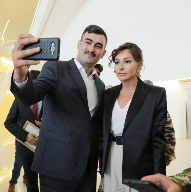 Birinci vitse-prezident Mehriban Əliyeva Heydər Əliyev Fondu tərəfindən yüksək texnologiyalı protezlərlə təmin olunan hərbçilərlə görüşüb (FOTO) (YENİLƏNİB)