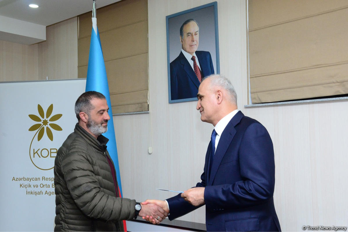 Nazir: “Diqlas” ticarət mərkəzində yanğından zərər çəkmiş 57 sahibkar maliyyə yardımı alıb (FOTO)