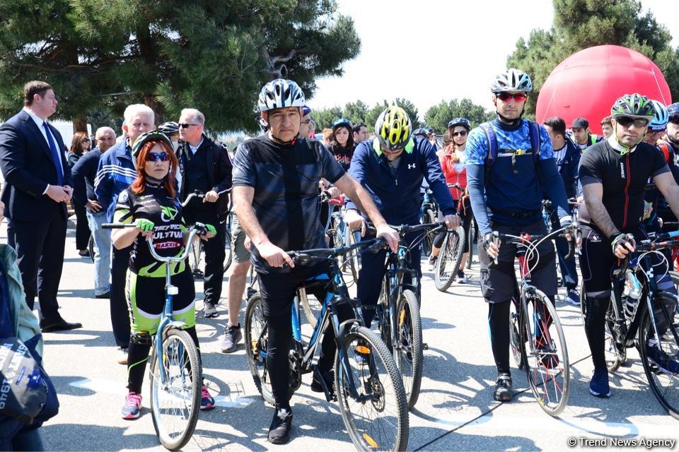 “Az avtomobil, çox həyat” devizi altında veloyürüş keçirilib (FOTO)