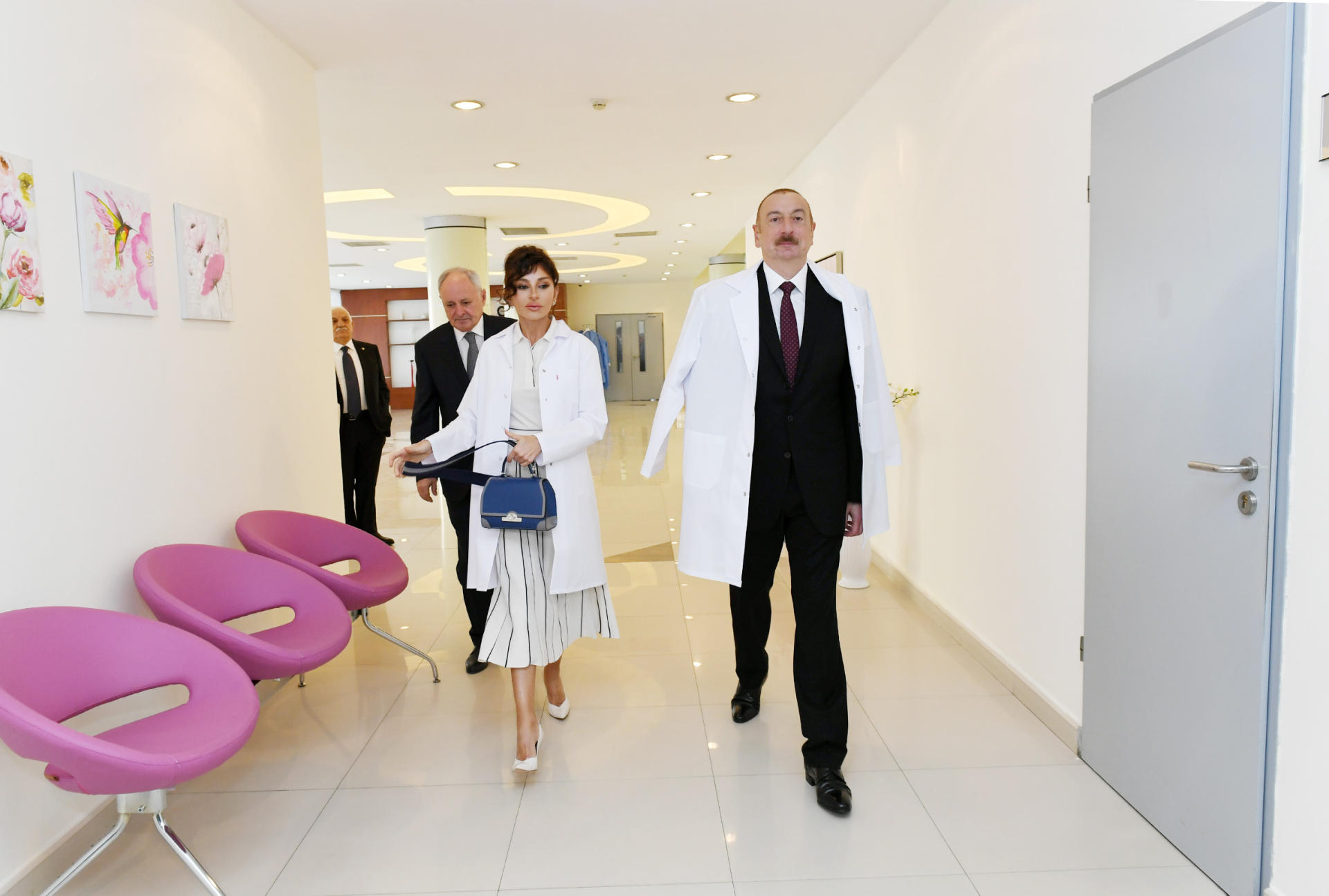 Prezident İlham Əliyev və birinci xanım Mehriban Əliyeva Azərbaycanın 10 milyonuncu sakininin valideynləri ilə görüşüblər (YENİLƏNİB) (FOTO)