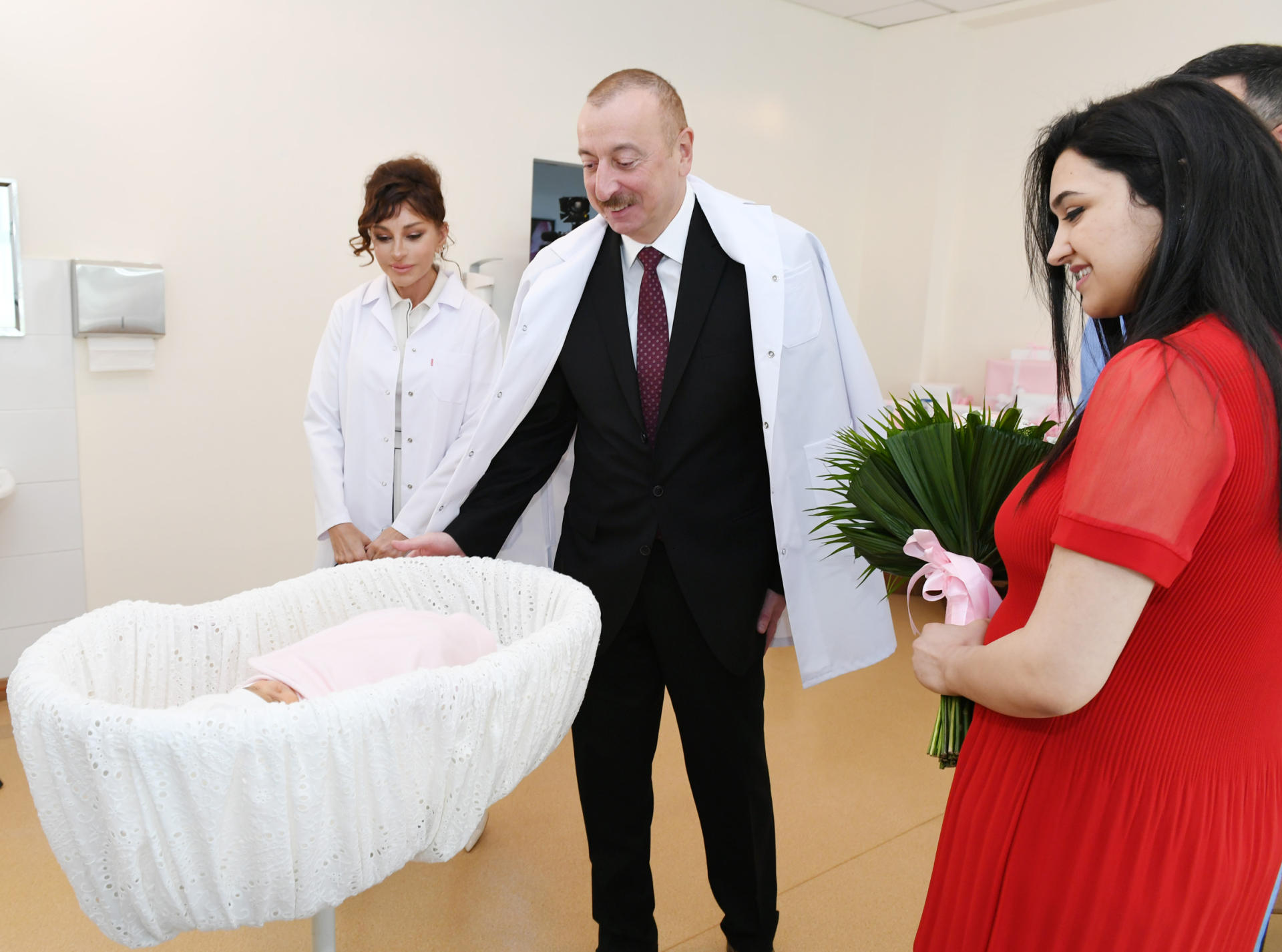 Prezident İlham Əliyev və birinci xanım Mehriban Əliyeva Azərbaycanın 10 milyonuncu sakininin valideynləri ilə görüşüblər (YENİLƏNİB) (FOTO)
