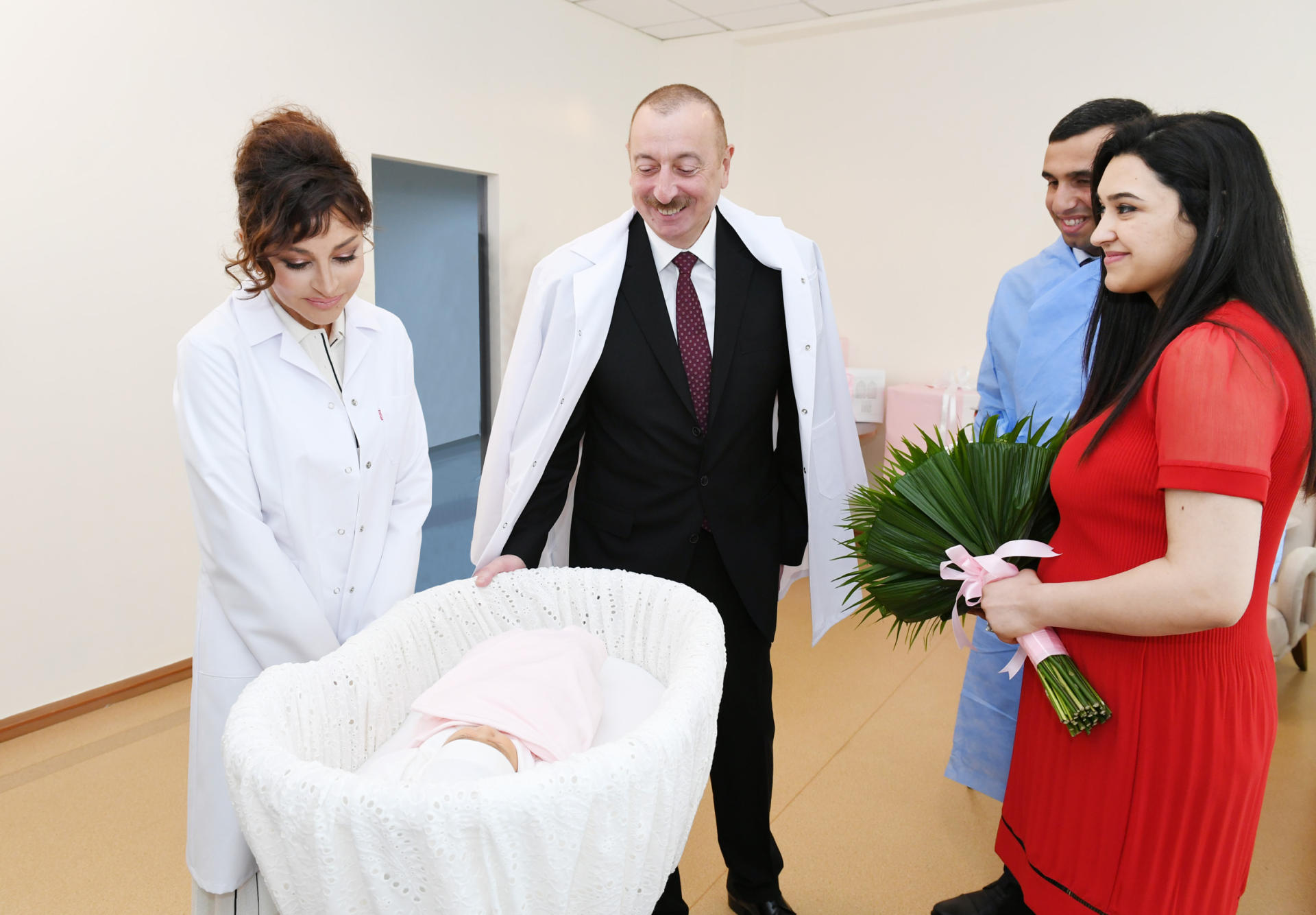 Prezident İlham Əliyev və birinci xanım Mehriban Əliyeva Azərbaycanın 10 milyonuncu sakininin valideynləri ilə görüşüblər (YENİLƏNİB) (FOTO)