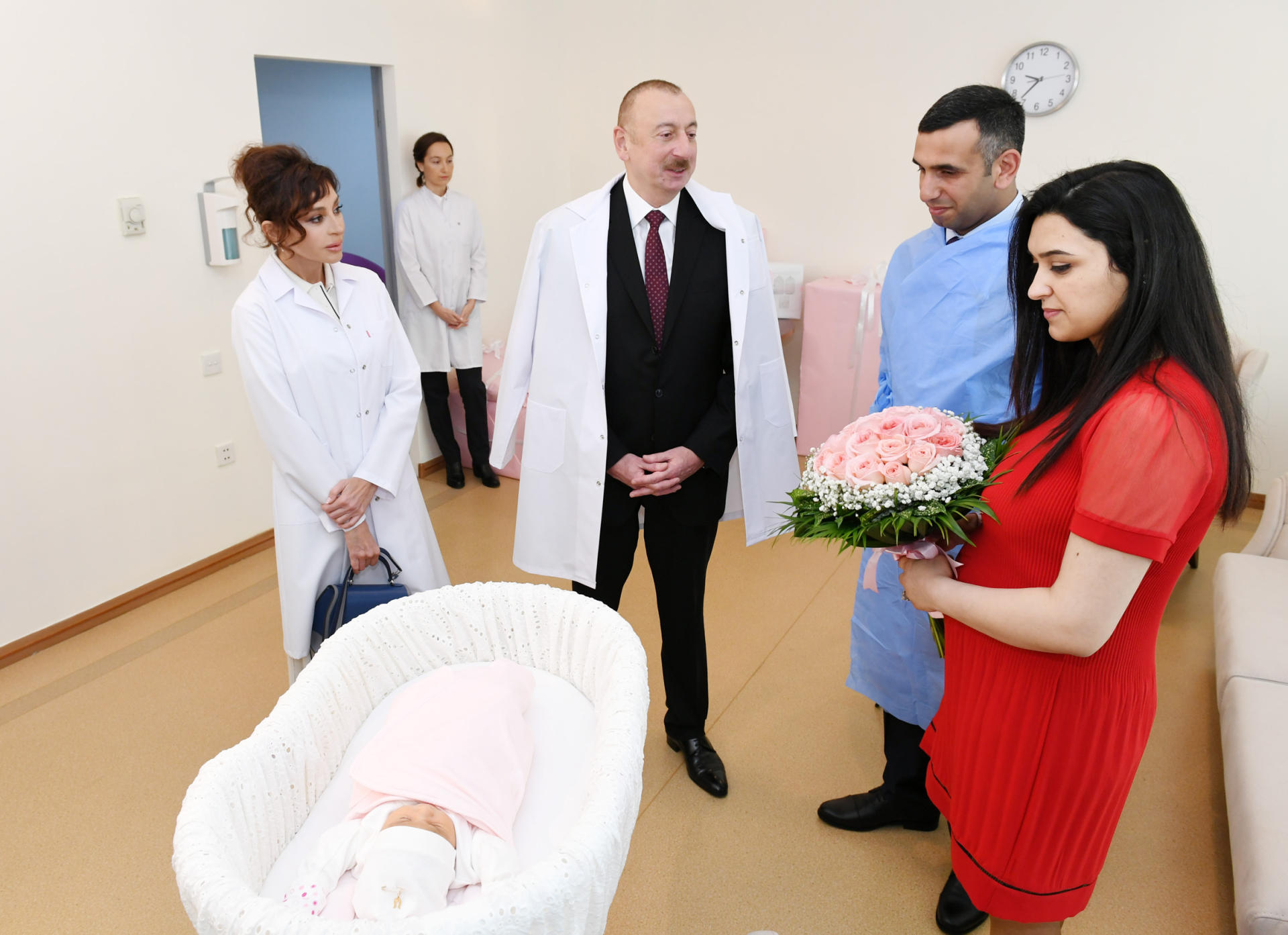 Prezident İlham Əliyev və birinci xanım Mehriban Əliyeva Azərbaycanın 10 milyonuncu sakininin valideynləri ilə görüşüblər (YENİLƏNİB) (FOTO)