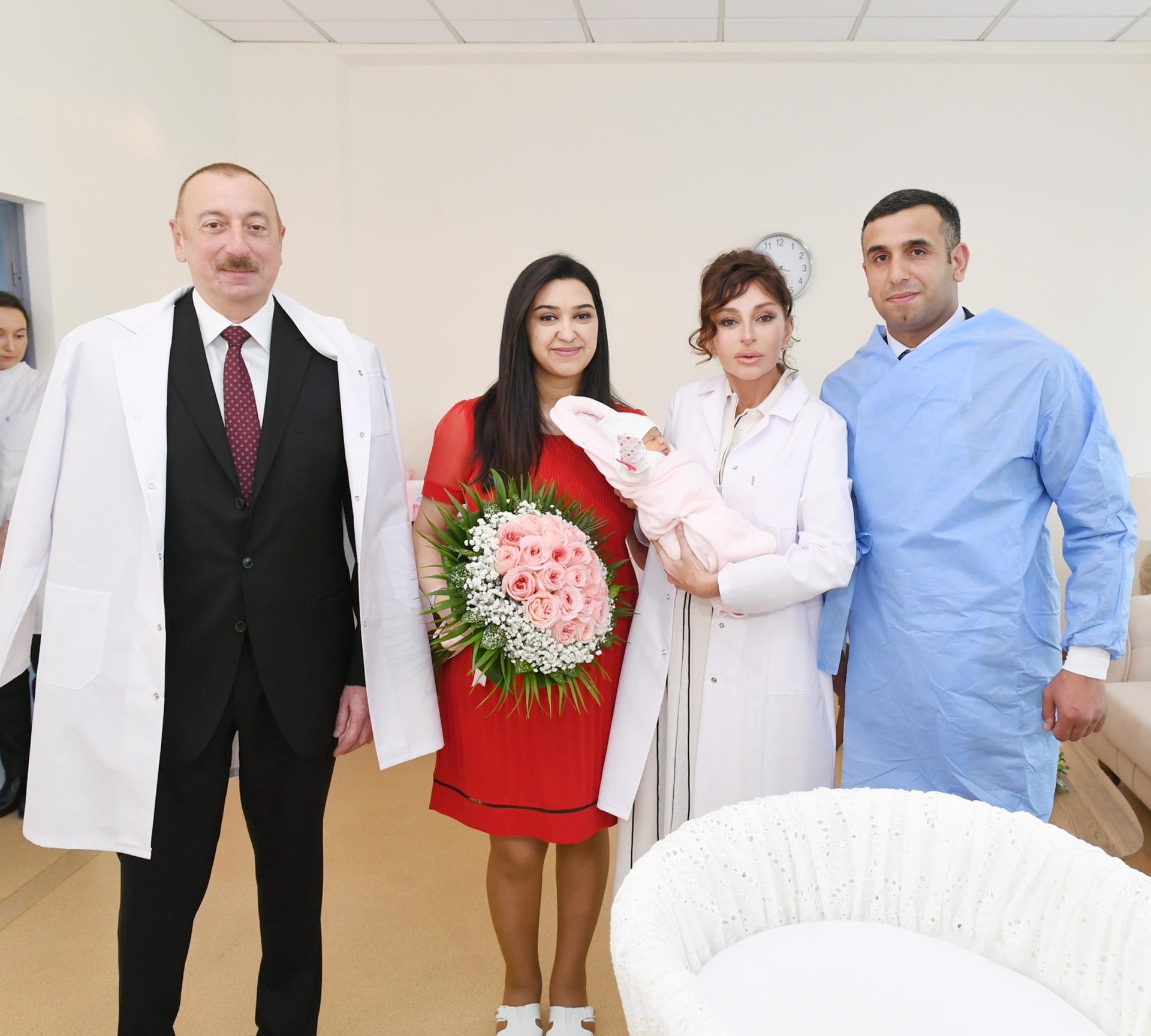 Prezident İlham Əliyev və birinci xanım Mehriban Əliyeva Azərbaycanın 10 milyonuncu sakininin valideynləri ilə görüşüblər (YENİLƏNİB) (FOTO)