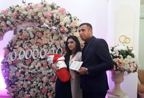 Azərbaycanın 10 milyonuncu sakininin doğum haqqında şəhadətnaməsi onun valideynlərinə təqdim olunub (FOTO)
