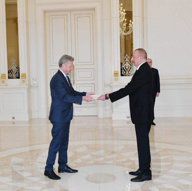 Prezident İlham Əliyev Argentinanın Azərbaycanda yeni təyin olunmuş səfirinin etimadnaməsini qəbul edib (YENİLƏNİB) (FOTO)