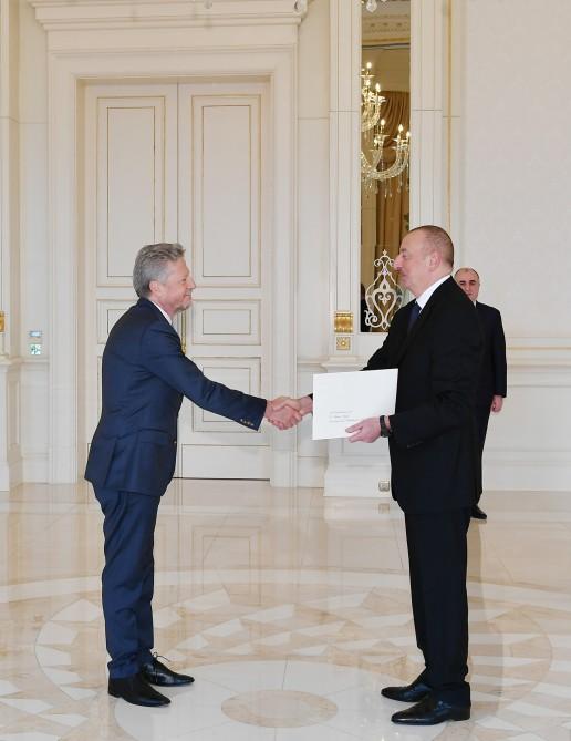 Prezident İlham Əliyev Argentinanın Azərbaycanda yeni təyin olunmuş səfirinin etimadnaməsini qəbul edib (YENİLƏNİB) (FOTO)