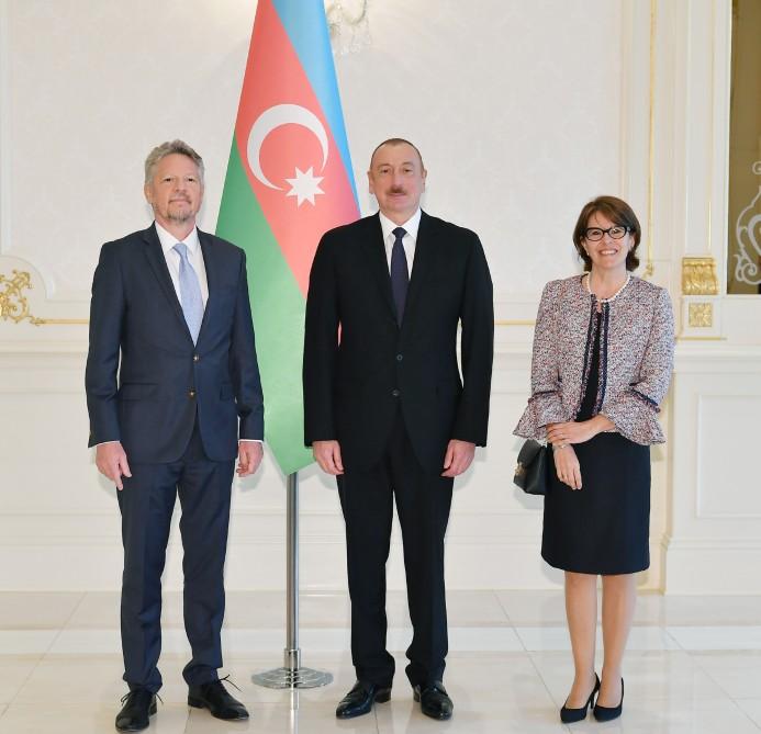 Prezident İlham Əliyev Argentinanın Azərbaycanda yeni təyin olunmuş səfirinin etimadnaməsini qəbul edib (YENİLƏNİB) (FOTO)