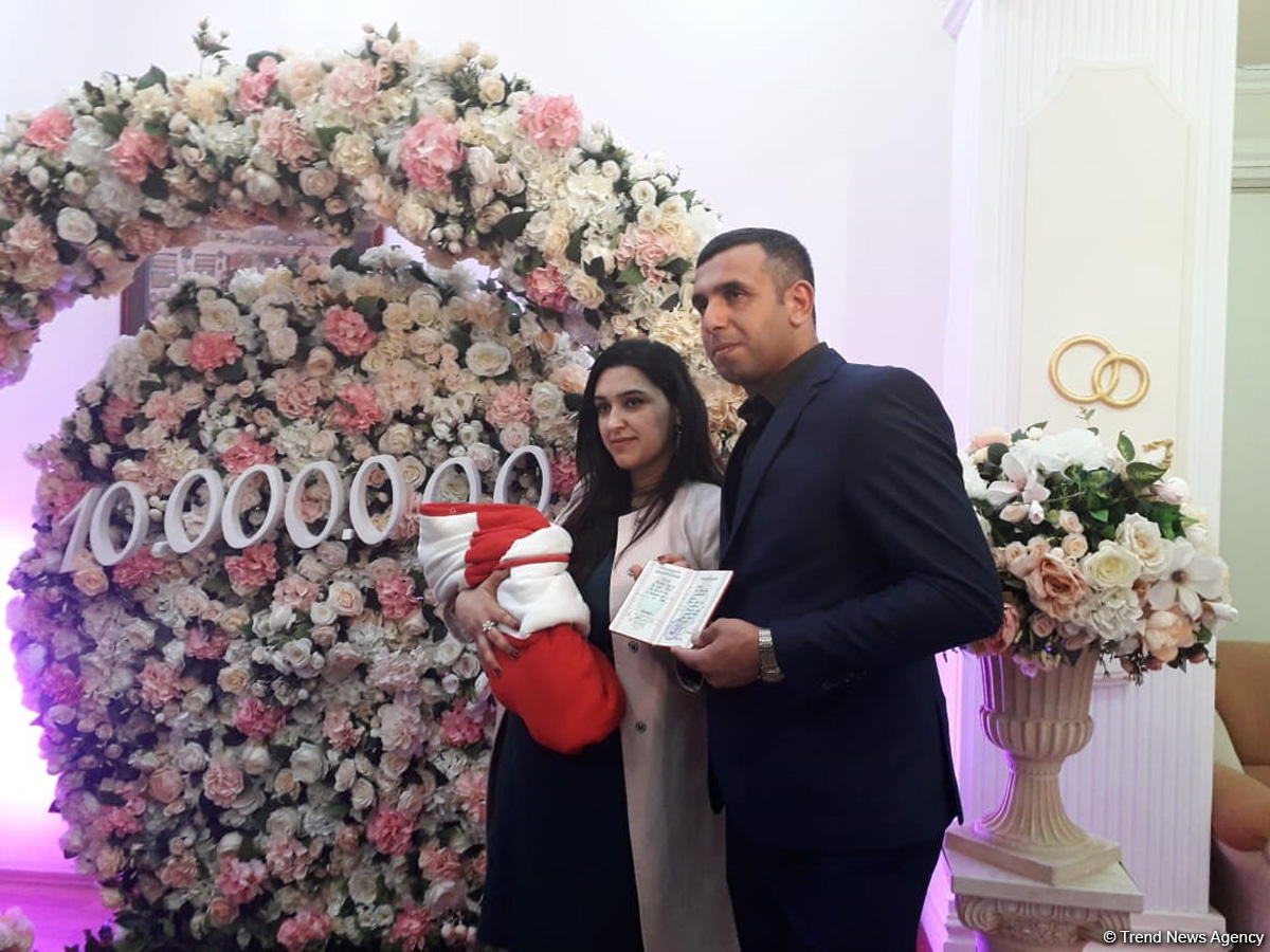 Azərbaycanın 10 milyonuncu sakininin doğum haqqında şəhadətnaməsi onun valideynlərinə təqdim olunub (FOTO)