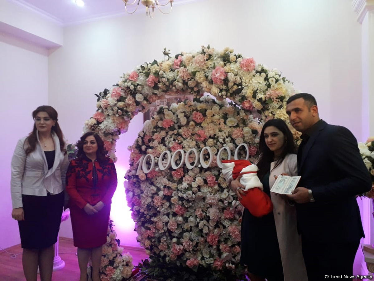 Azərbaycanın 10 milyonuncu sakininin doğum haqqında şəhadətnaməsi onun valideynlərinə təqdim olunub (FOTO)