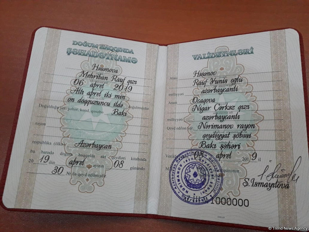 Azərbaycanın 10 milyonuncu sakininin doğum haqqında şəhadətnaməsi onun valideynlərinə təqdim olunub (FOTO)