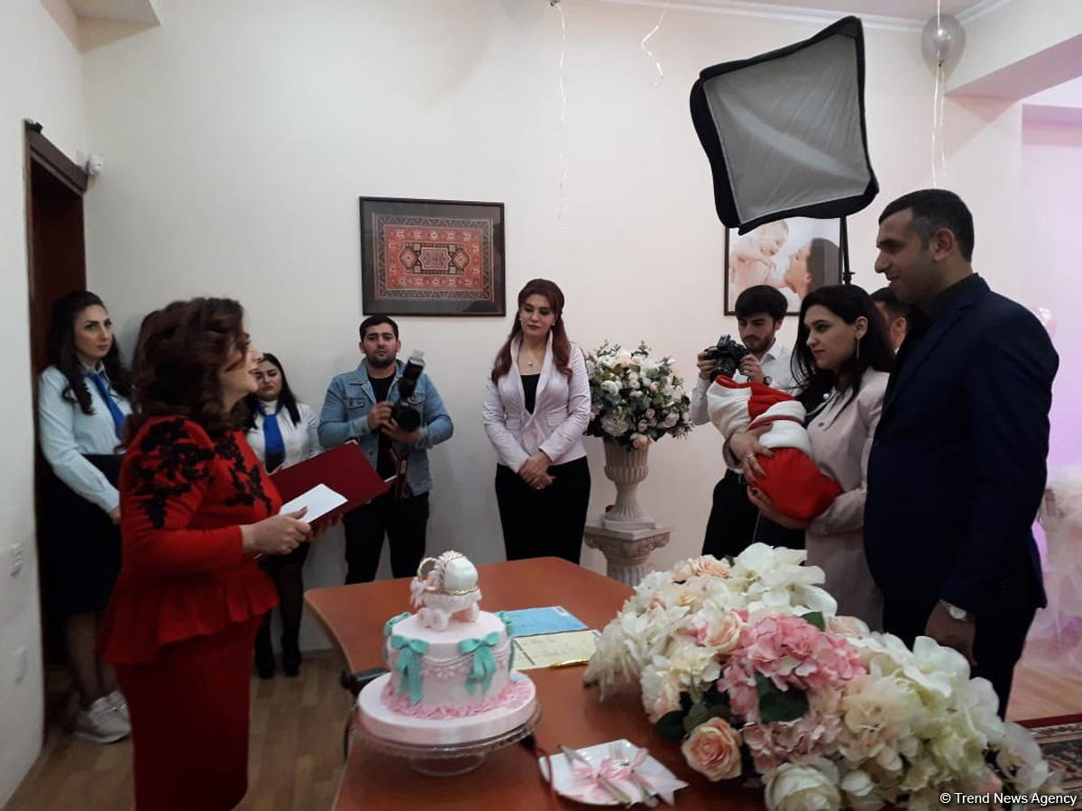 Azərbaycanın 10 milyonuncu sakininin doğum haqqında şəhadətnaməsi onun valideynlərinə təqdim olunub (FOTO)