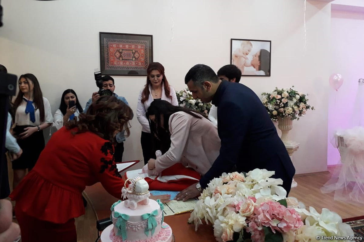 Azərbaycanın 10 milyonuncu sakininin doğum haqqında şəhadətnaməsi onun valideynlərinə təqdim olunub (FOTO)