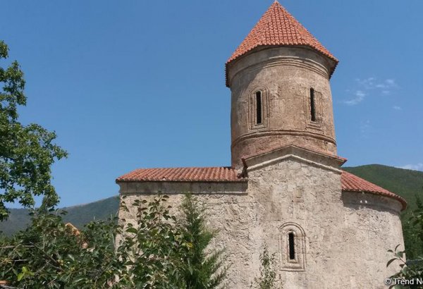 Şəkidə italyan turist kilsədə yıxıldı