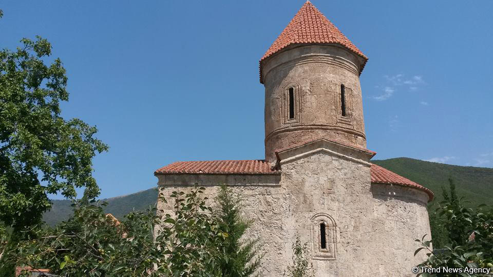 Şəkidə italyan turist kilsədə yıxıldı