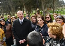 Prezident İlham Əliyev və birinci xanım Mehriban Əliyeva Qaraçuxurda yenidən qurulan Neftçilər parkında yaradılan şəraitlə tanış olublar (YENİLƏNİB 2) (FOTO)