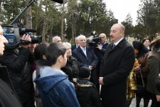 Prezident İlham Əliyev və birinci xanım Mehriban Əliyeva Qaraçuxurda yenidən qurulan Neftçilər parkında yaradılan şəraitlə tanış olublar (YENİLƏNİB 2) (FOTO)