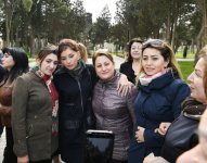 Prezident İlham Əliyev və birinci xanım Mehriban Əliyeva Qaraçuxurda yenidən qurulan Neftçilər parkında yaradılan şəraitlə tanış olublar (YENİLƏNİB 2) (FOTO)
