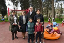 Prezident İlham Əliyev və birinci xanım Mehriban Əliyeva Qaraçuxurda yenidən qurulan Neftçilər parkında yaradılan şəraitlə tanış olublar (YENİLƏNİB 2) (FOTO)