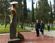 Prezident İlham Əliyev və birinci xanım Mehriban Əliyeva Qaraçuxurda yenidən qurulan Neftçilər parkında yaradılan şəraitlə tanış olublar (YENİLƏNİB 2) (FOTO)