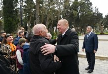 Prezident İlham Əliyev və birinci xanım Mehriban Əliyeva Qaraçuxurda yenidən qurulan Neftçilər parkında yaradılan şəraitlə tanış olublar (YENİLƏNİB 2) (FOTO)