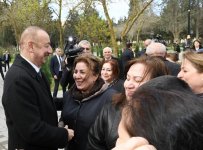 Prezident İlham Əliyev və birinci xanım Mehriban Əliyeva Qaraçuxurda yenidən qurulan Neftçilər parkında yaradılan şəraitlə tanış olublar (YENİLƏNİB 2) (FOTO)