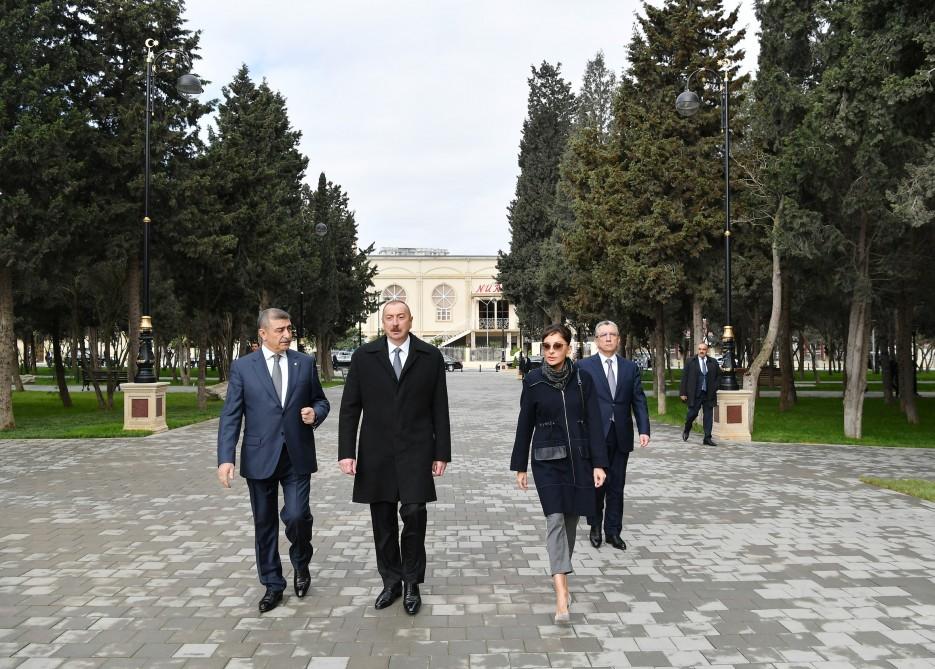 Prezident İlham Əliyev və birinci xanım Mehriban Əliyeva Qaraçuxurda yenidən qurulan Neftçilər parkında yaradılan şəraitlə tanış olublar (YENİLƏNİB 2) (FOTO)