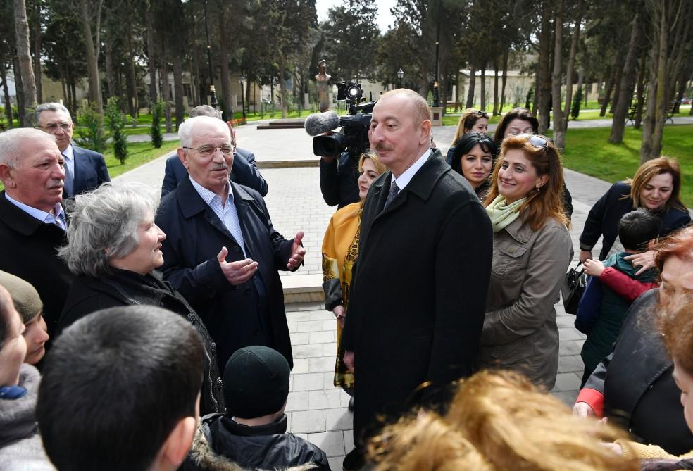 Prezident İlham Əliyev və birinci xanım Mehriban Əliyeva Qaraçuxurda yenidən qurulan Neftçilər parkında yaradılan şəraitlə tanış olublar (YENİLƏNİB 2) (FOTO)