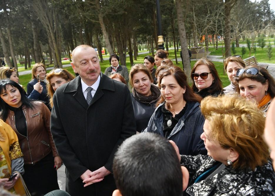 Prezident İlham Əliyev və birinci xanım Mehriban Əliyeva Qaraçuxurda yenidən qurulan Neftçilər parkında yaradılan şəraitlə tanış olublar (YENİLƏNİB 2) (FOTO)