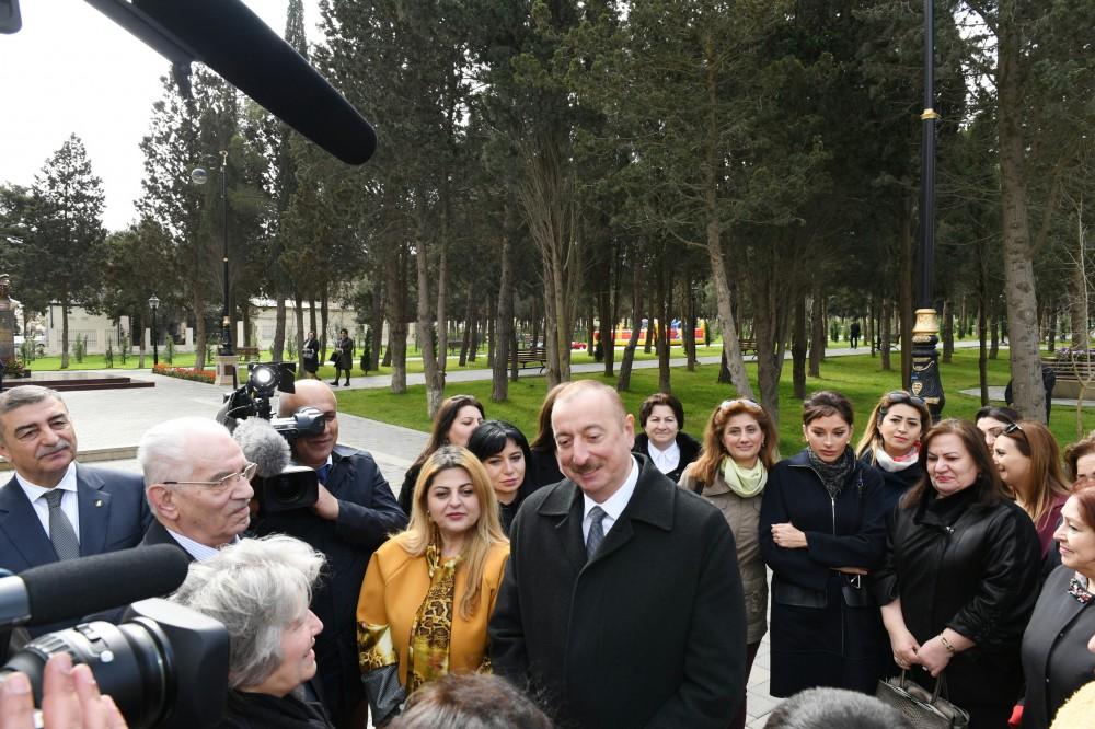 Prezident İlham Əliyev və birinci xanım Mehriban Əliyeva Qaraçuxurda yenidən qurulan Neftçilər parkında yaradılan şəraitlə tanış olublar (YENİLƏNİB 2) (FOTO)