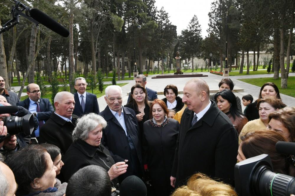 Prezident İlham Əliyev və birinci xanım Mehriban Əliyeva Qaraçuxurda yenidən qurulan Neftçilər parkında yaradılan şəraitlə tanış olublar (YENİLƏNİB 2) (FOTO)
