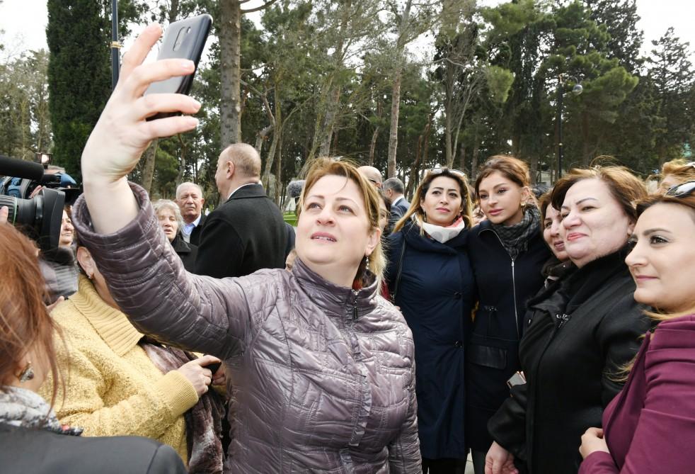 Prezident İlham Əliyev və birinci xanım Mehriban Əliyeva Qaraçuxurda yenidən qurulan Neftçilər parkında yaradılan şəraitlə tanış olublar (YENİLƏNİB 2) (FOTO)
