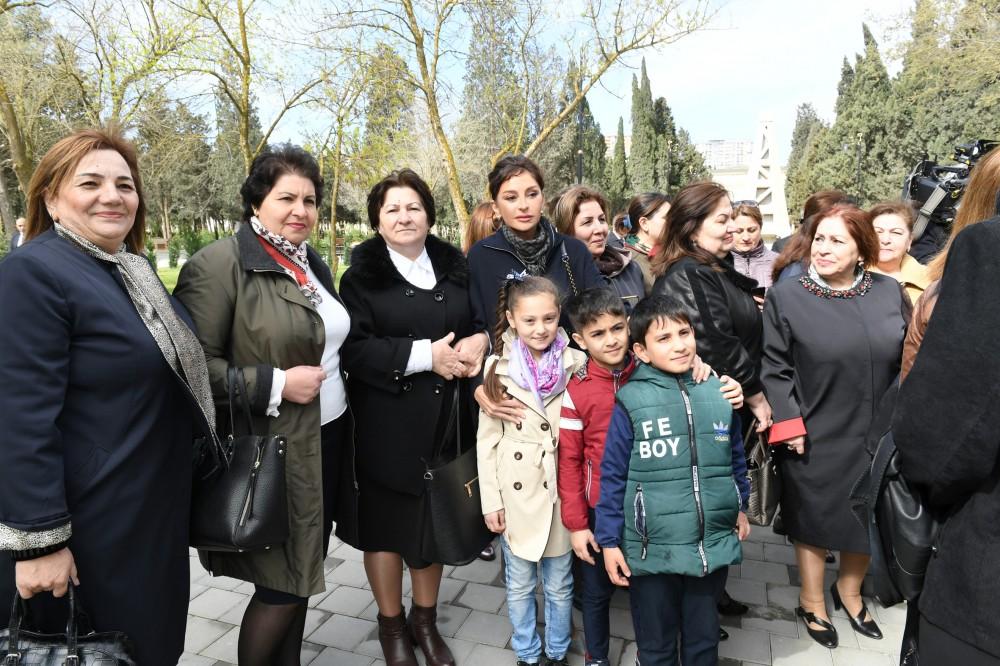 Prezident İlham Əliyev və birinci xanım Mehriban Əliyeva Qaraçuxurda yenidən qurulan Neftçilər parkında yaradılan şəraitlə tanış olublar (YENİLƏNİB 2) (FOTO)