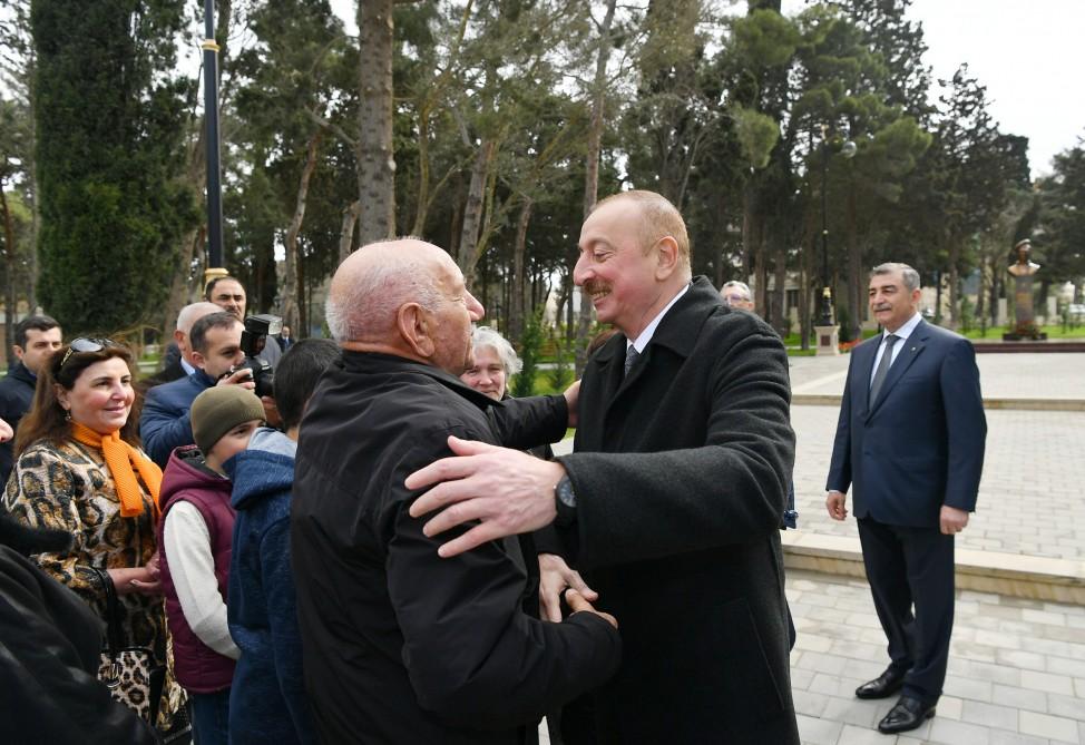 Prezident İlham Əliyev və birinci xanım Mehriban Əliyeva Qaraçuxurda yenidən qurulan Neftçilər parkında yaradılan şəraitlə tanış olublar (YENİLƏNİB 2) (FOTO)