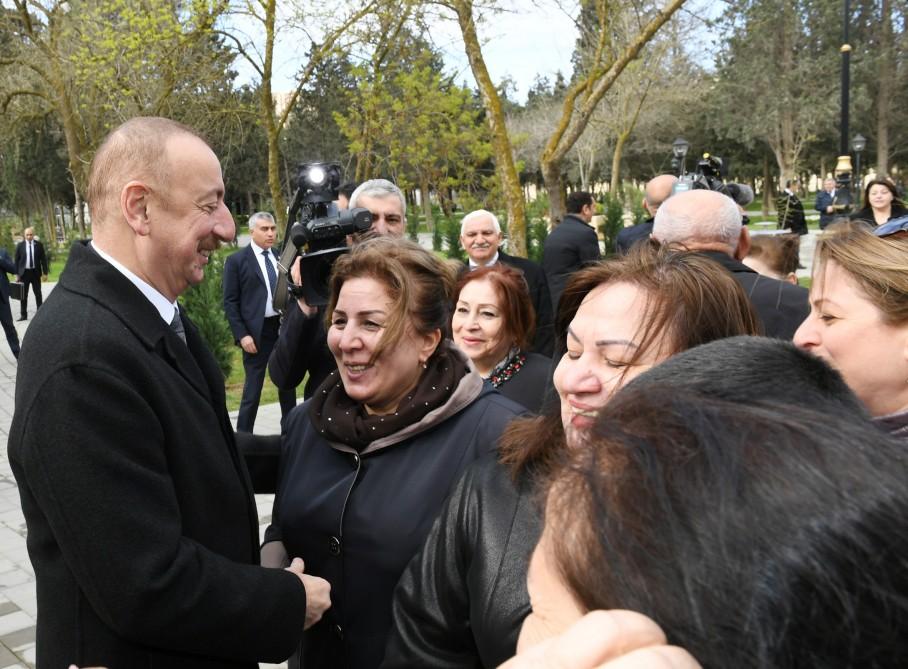 Prezident İlham Əliyev və birinci xanım Mehriban Əliyeva Qaraçuxurda yenidən qurulan Neftçilər parkında yaradılan şəraitlə tanış olublar (YENİLƏNİB 2) (FOTO)