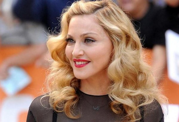 Madonna səhnədə yıxıldı