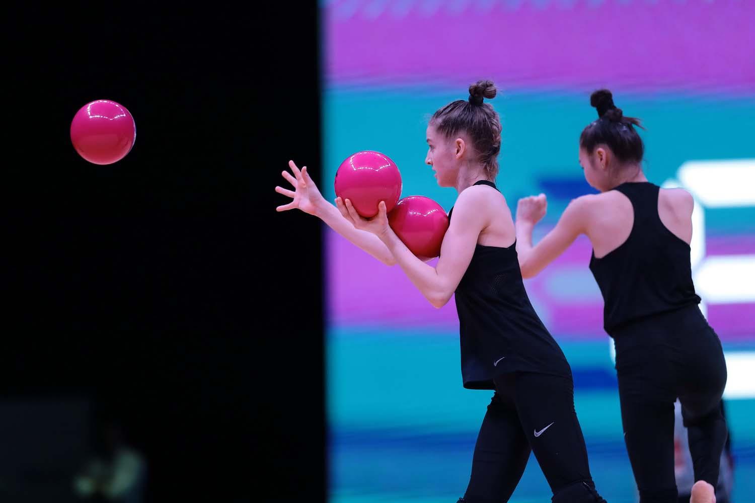 Milli Gimnastika Arenasında bədii gimnastika üzrə Dünya Kubokunun iştirakçılarının podium məşqləri keçirilib (FOTOREPORTAJ)
