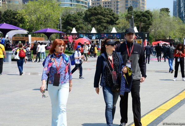 Formula 1 azarkeşləri Bakı bulvarında (FOTO)