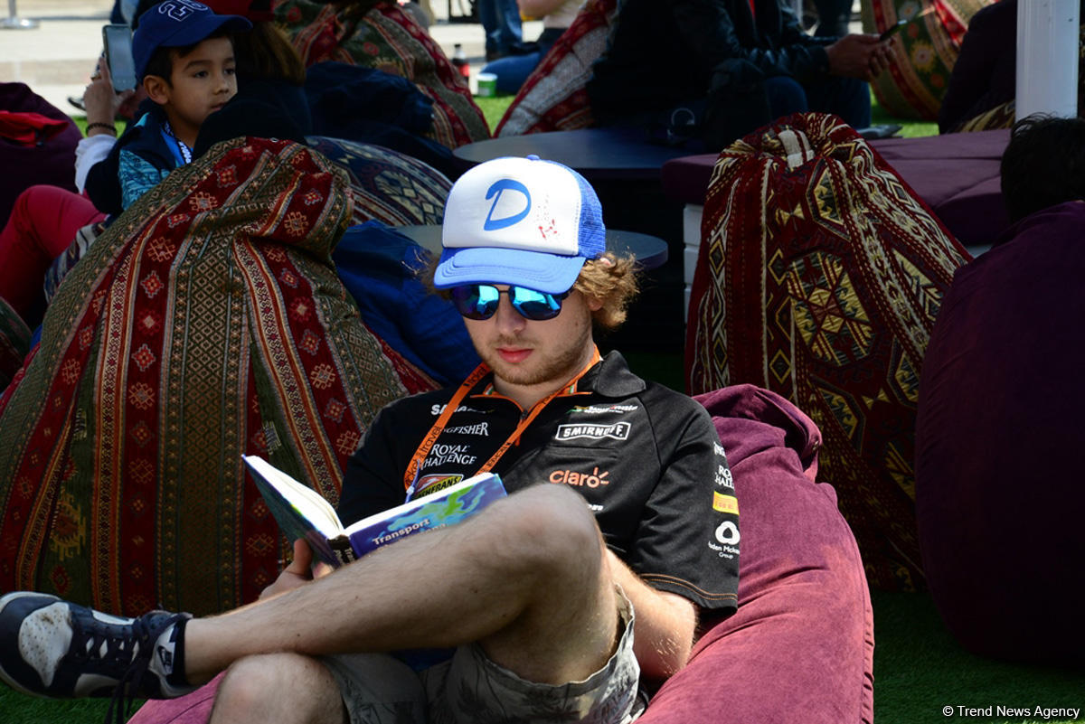 Formula 1 azarkeşləri Bakı bulvarında (FOTO)