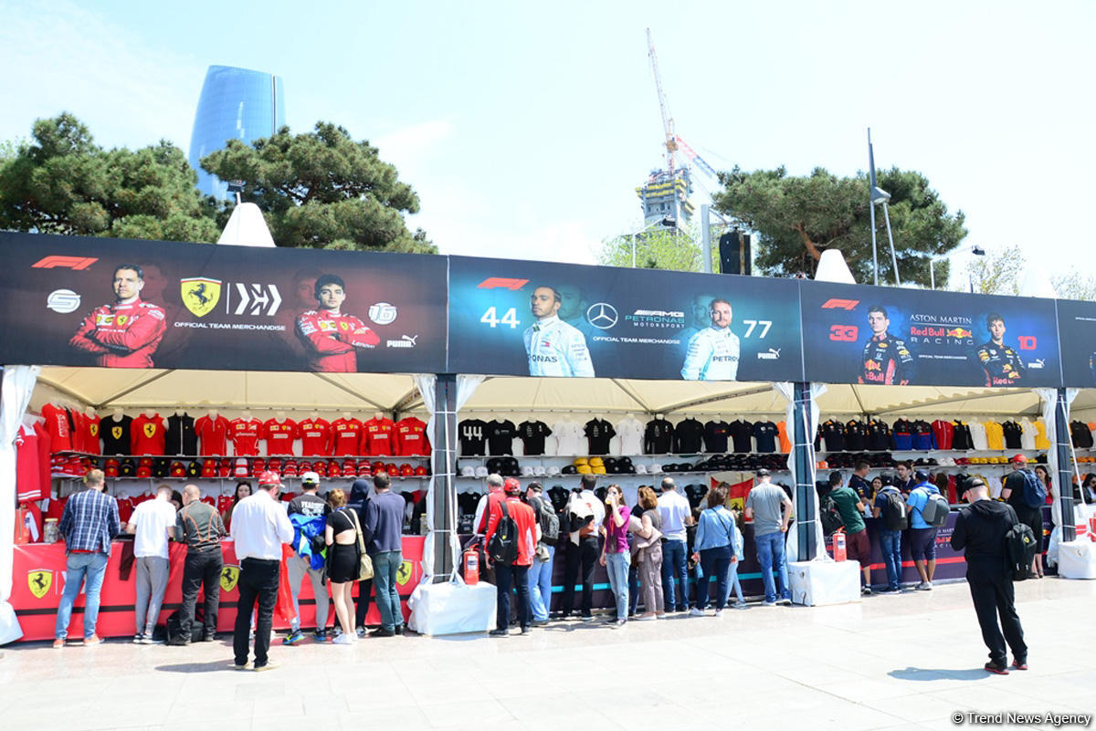 Formula 1 azarkeşləri Bakı bulvarında (FOTO)