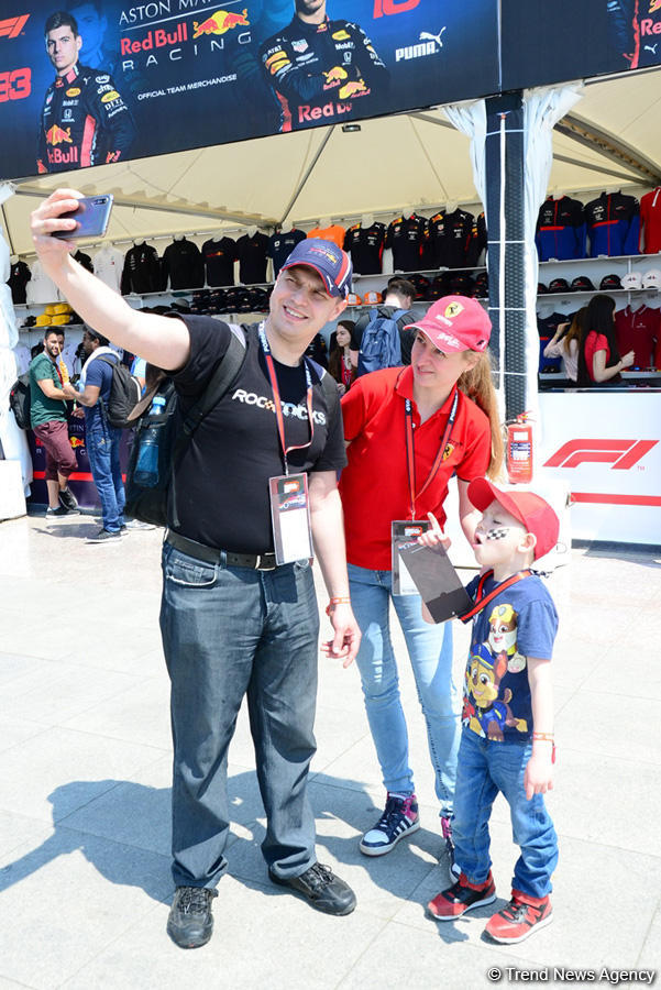 Formula 1 azarkeşləri Bakı bulvarında (FOTO)